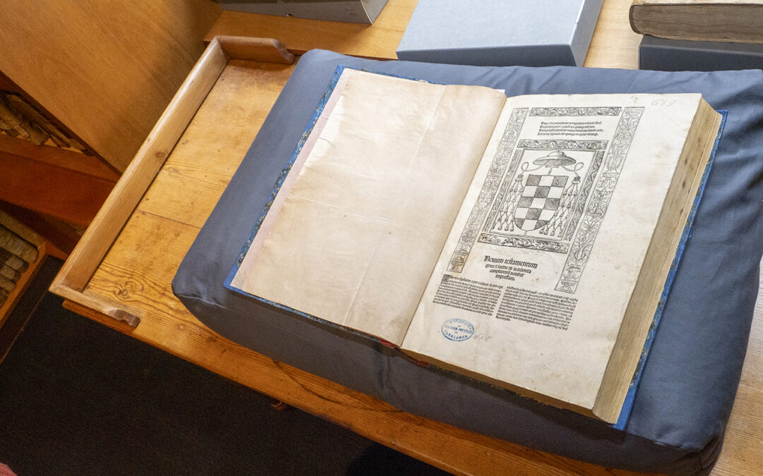 La Biblioteca del Seminari de Tarragona restaura quatre volums de la Bíblia Poliglota Complutense amb l’ajut de la Fundació Privada Mútua Catalana