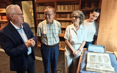 L’alcalde de Salou visita la Biblioteca del Seminari de Tarragona per a conèixer el Llibre dels Fets de Jaume I